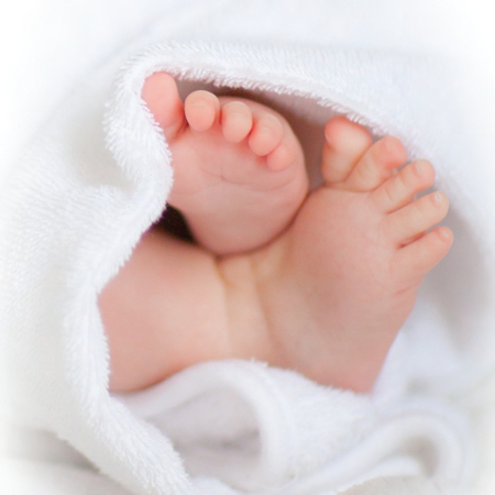Bild von Ereigniskarte -  kuschlig eingewickelte Babyfüsse